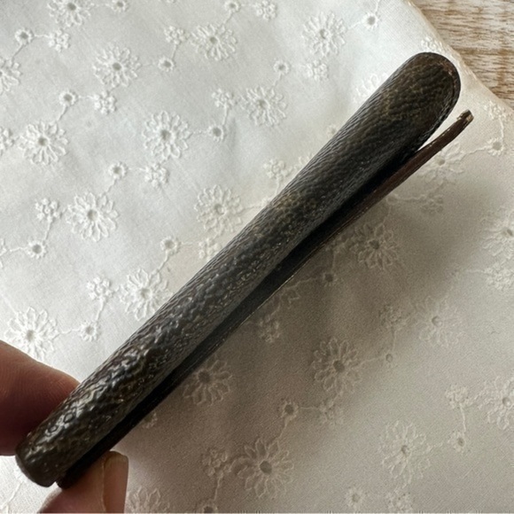 Louis Vuitton Monogram 4 ring key holder
*  *Guaranteed AUTHENTIC - Picture 4 of 12